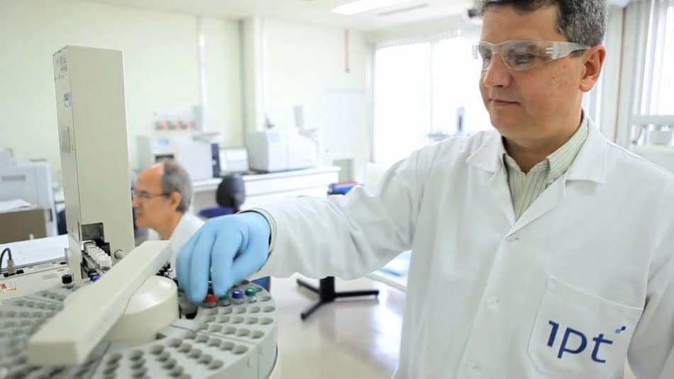 Miguel Papai, respons&aacute;vel pelo laborat&oacute;rio rec&eacute;m-acreditado, durante ensaio de an&aacute;lises qu&iacute;micas