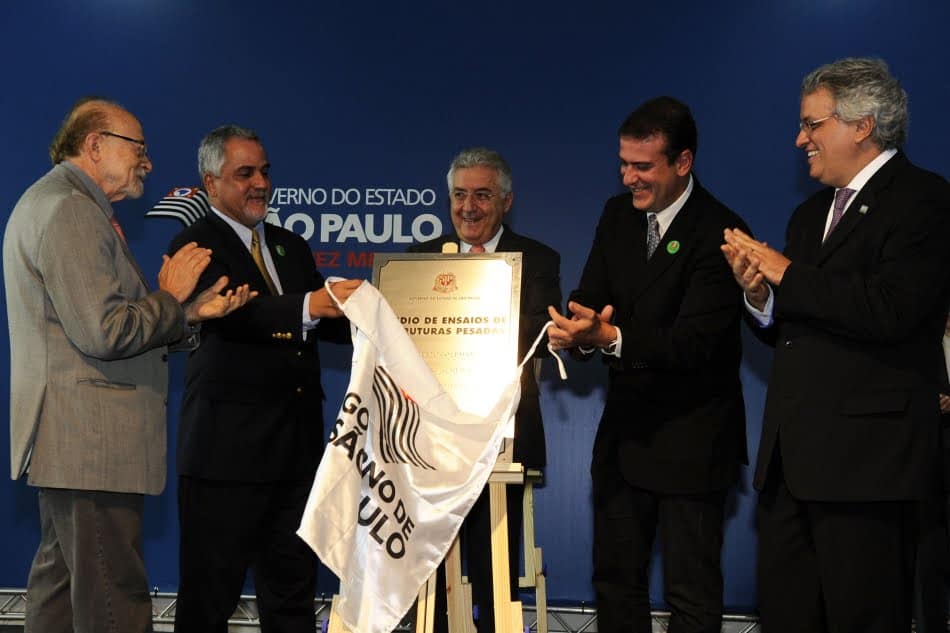 Descerramento da placa do pr&eacute;dio de ensaios de estruturas pesadas - da esq. para a dir, Goldman, Fraga, Afif, Almeida e Oliveira
