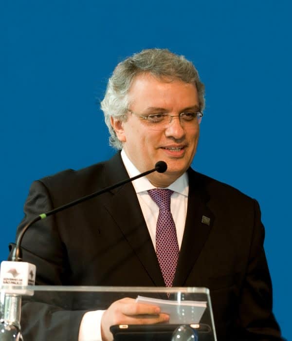Oliveira: reconhecimento de suas contribui&ccedil;&otilde;es &agrave; ci&ecirc;ncia e &agrave; tecnologia