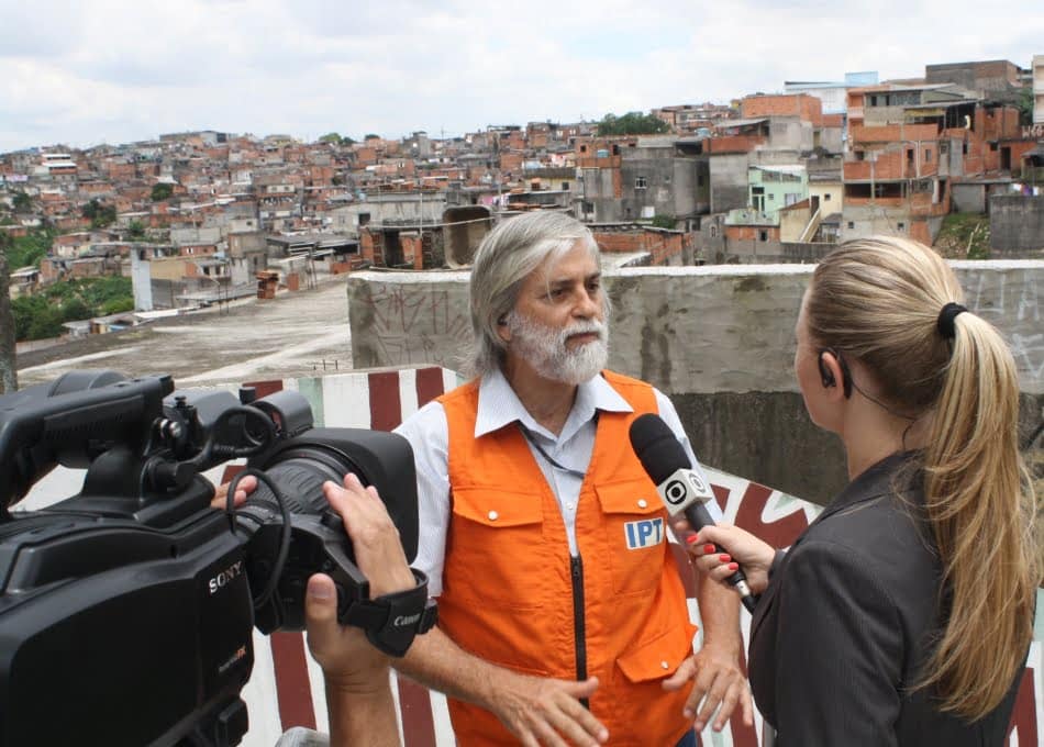 Eduardo Macedo dá entrevista à jornalista Sandra Redivo na zona leste de São Paulo