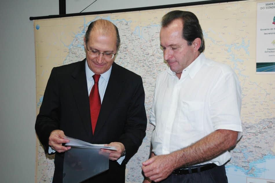 Alckmin encontra Jos&eacute; Rossetto, prefeito de Cerqueira C&eacute;sar, para assinar ordem de servi&ccedil;o
