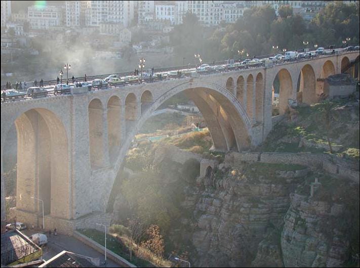 Ponte atravessa o rio Rhumel a 110 metros