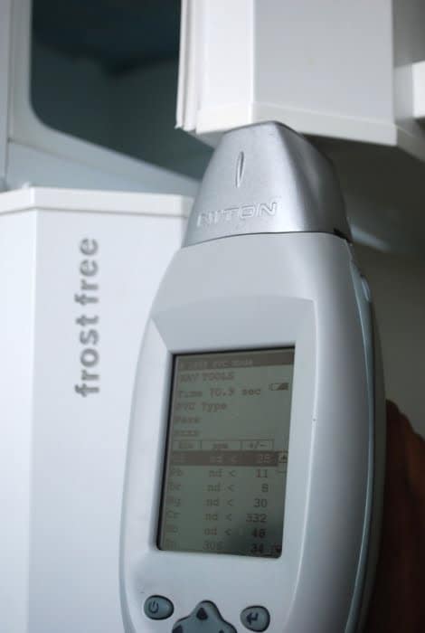 Equipamento port&aacute;til verifica n&iacute;vel de subst&acirc;ncias restritivas em componente de uma geladeira