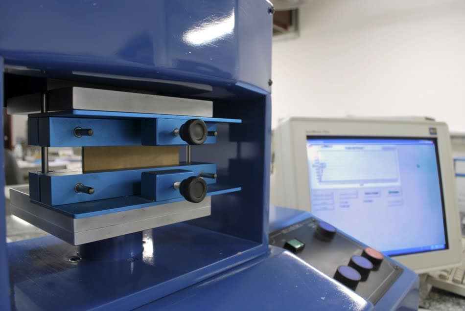 Ensaio de compressão de coluna em chapa de papelão ondulado