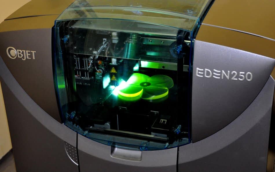 M&aacute;quina de prototipagem r&aacute;pida executa modelo de h&eacute;lice em resina
