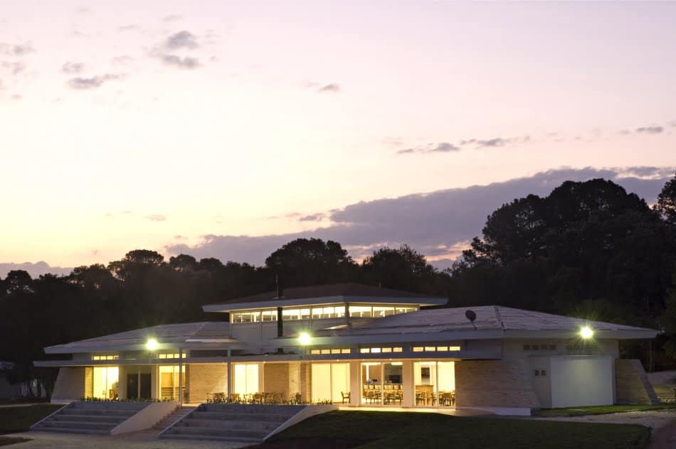 Sede do Clube Paranaense de Tiro Esportivo, constru&iacute;da com uma estrutura sandu&iacute;che de l&acirc;minas em pl&aacute;stico refor&ccedil;ado com fibra de vidro
