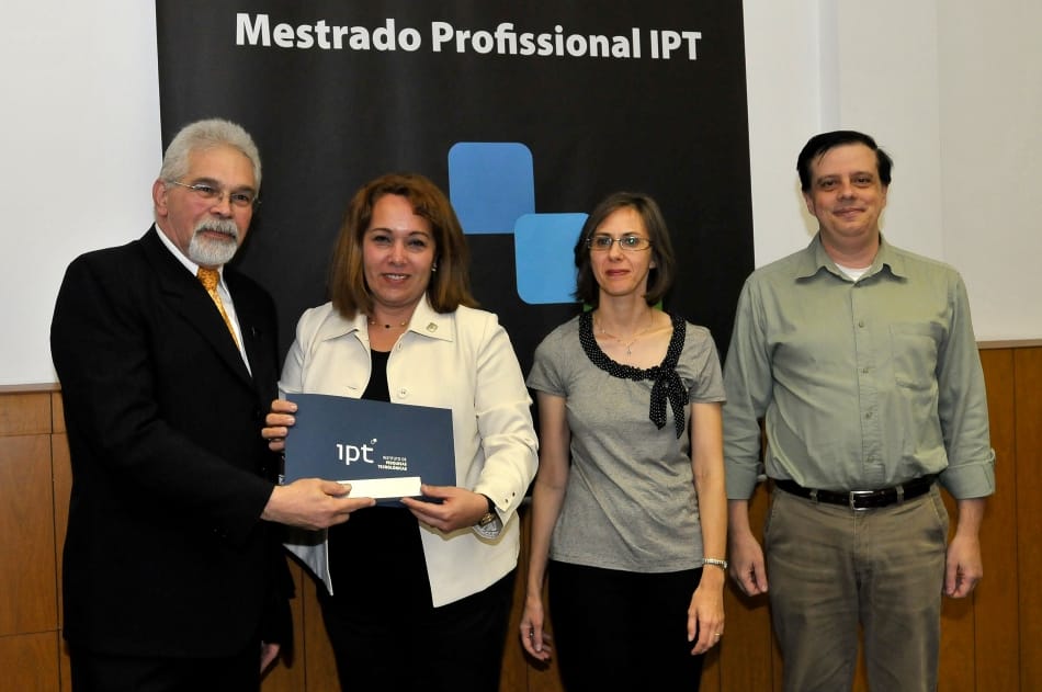 Conhecimento estratégico 1 Da esq. para a direita: Marcio Nahuz, Ana Maria Ribeiro e os professores Katia Canil e Eduardo Machado