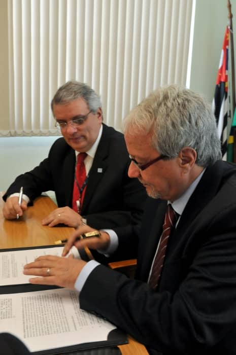 Parceria rodoviária 1 João Fernando Gomes de Oliveira, presidente do IPT, e José Max Reis, presidente da Dersa, assinam cooperação técnica