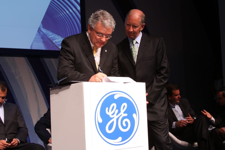 Tecnologias mais verdes 1 João Fernando Gomes de Oliveira (à esq.) e Kenneth Herd, líder do Centro de Pesquisas Global da GE no Brasil, na assinatura do acordo