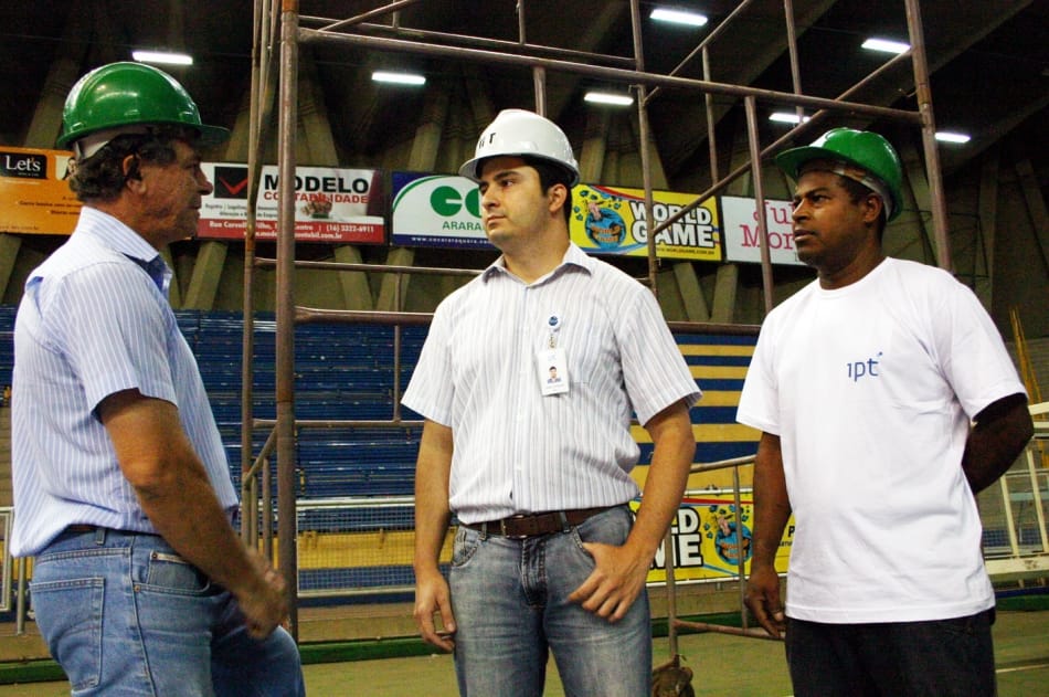 À esquerda, secretário municipal de Obras, Valter Rozatto, e equipe da Seção de Engenharia de Estruturas do IPT. Crédito foto: Tetê Viviani