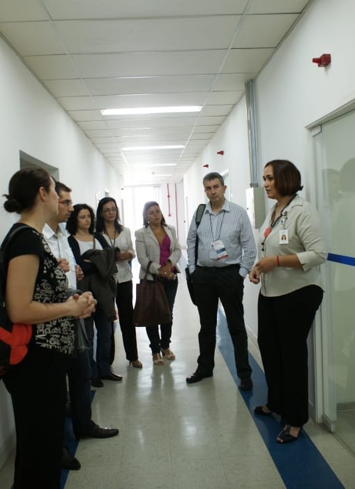 Delegação da espanha visita o Laboratório de Análises Químicas
