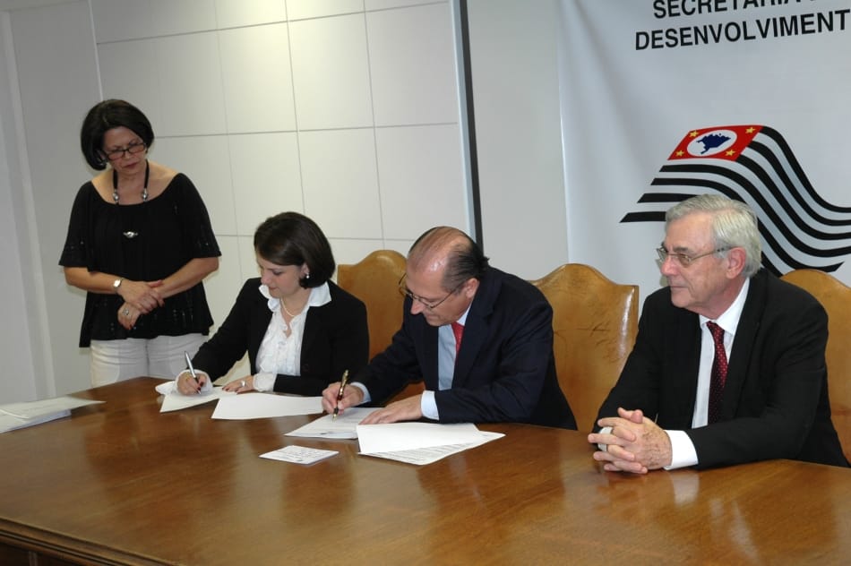 Patem viabiliza estudo geológico em Aparecida 1 Adriana Dearo Del Bem, prefeita de Conchas, durante solenidade de assinatura do convênio