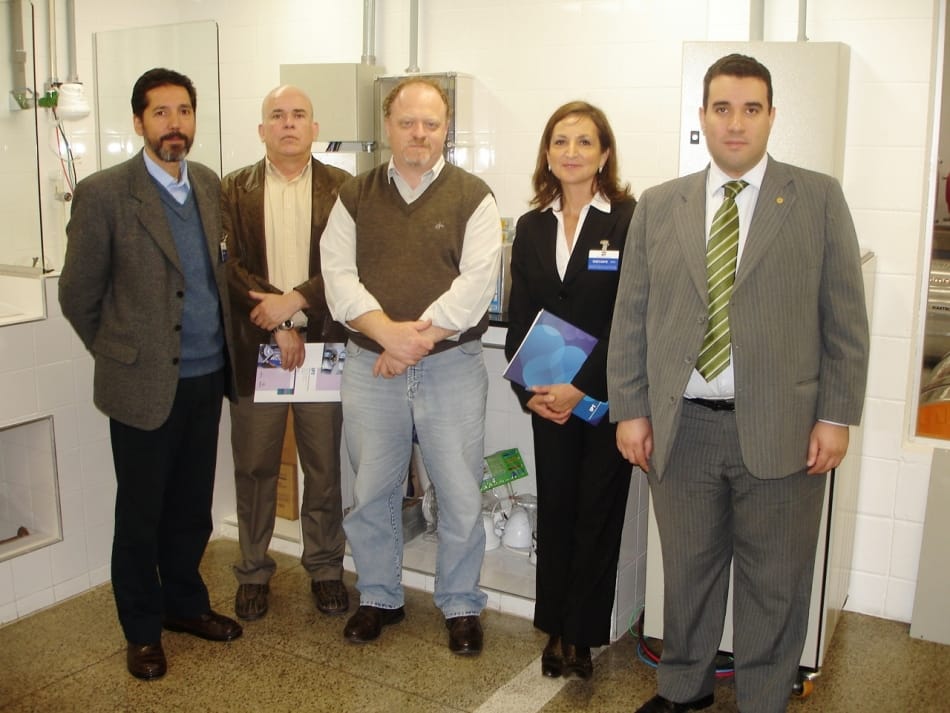 Chilenos buscam eficiência energética 1 Representantes do Chile em visita ao Laboratório de Instalações Prediais e Saneamento