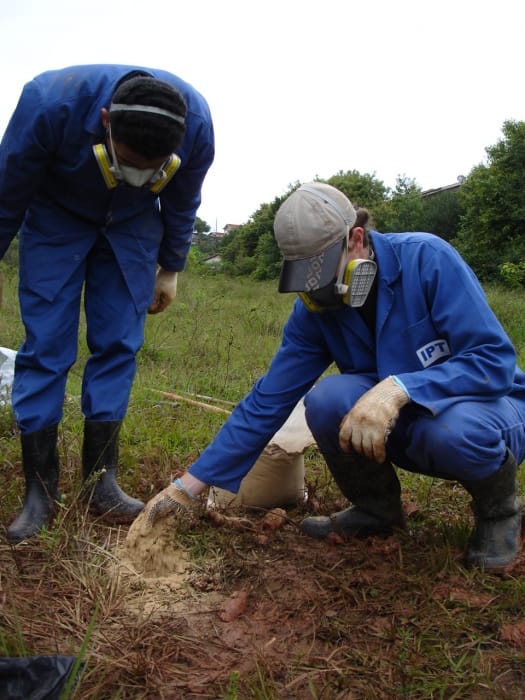 Áreas contaminadas 1 Equipe do IPT analisa solo contaminado em Santo André
