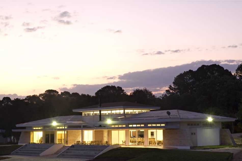 Desafios na reciclagem 1 Sede do Clube Paranaense de Tiro Esportivo, construída com uma estrutura sanduíche de lâminas em plástico reforçado com fibra de vidro